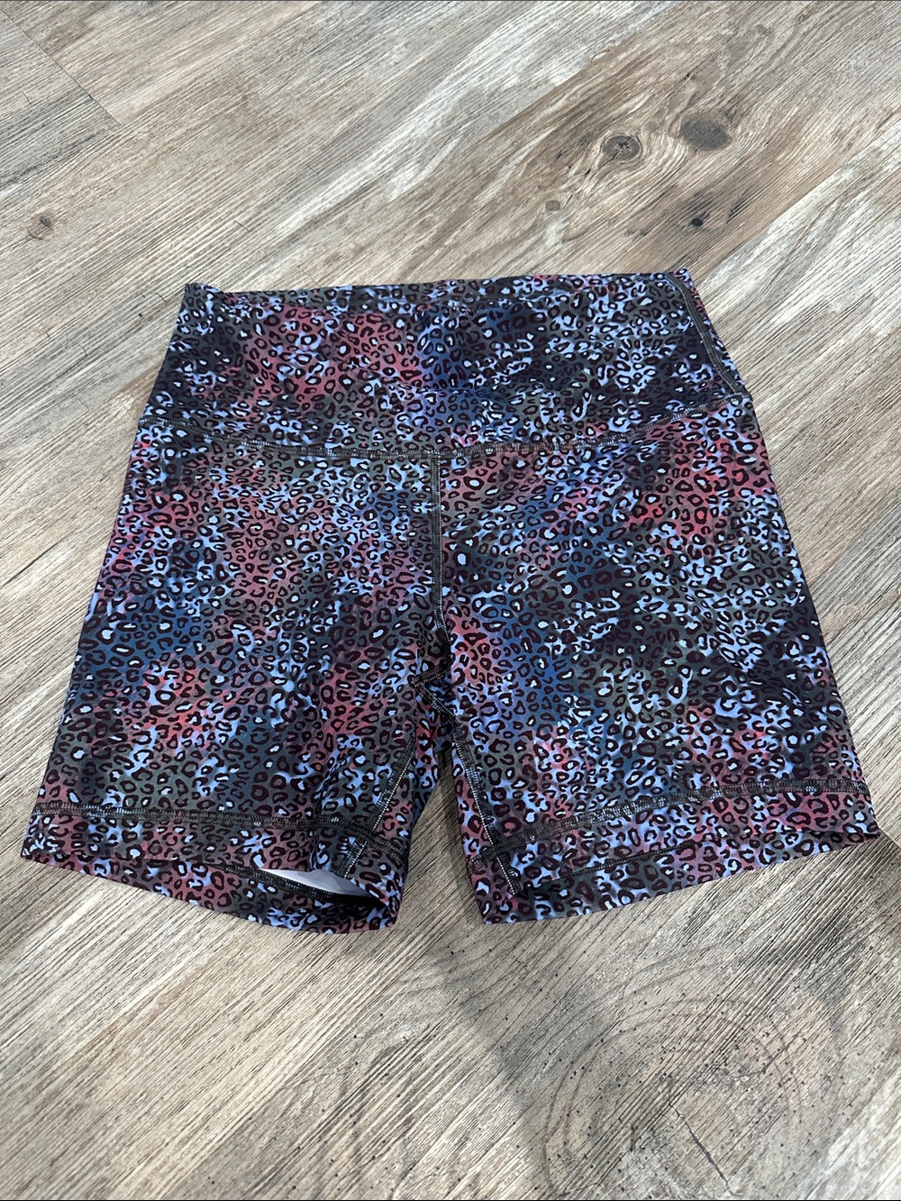 Lululemon Wunder Train High-Rise Short 6"
Cosmic Leopard Multi / Size 10